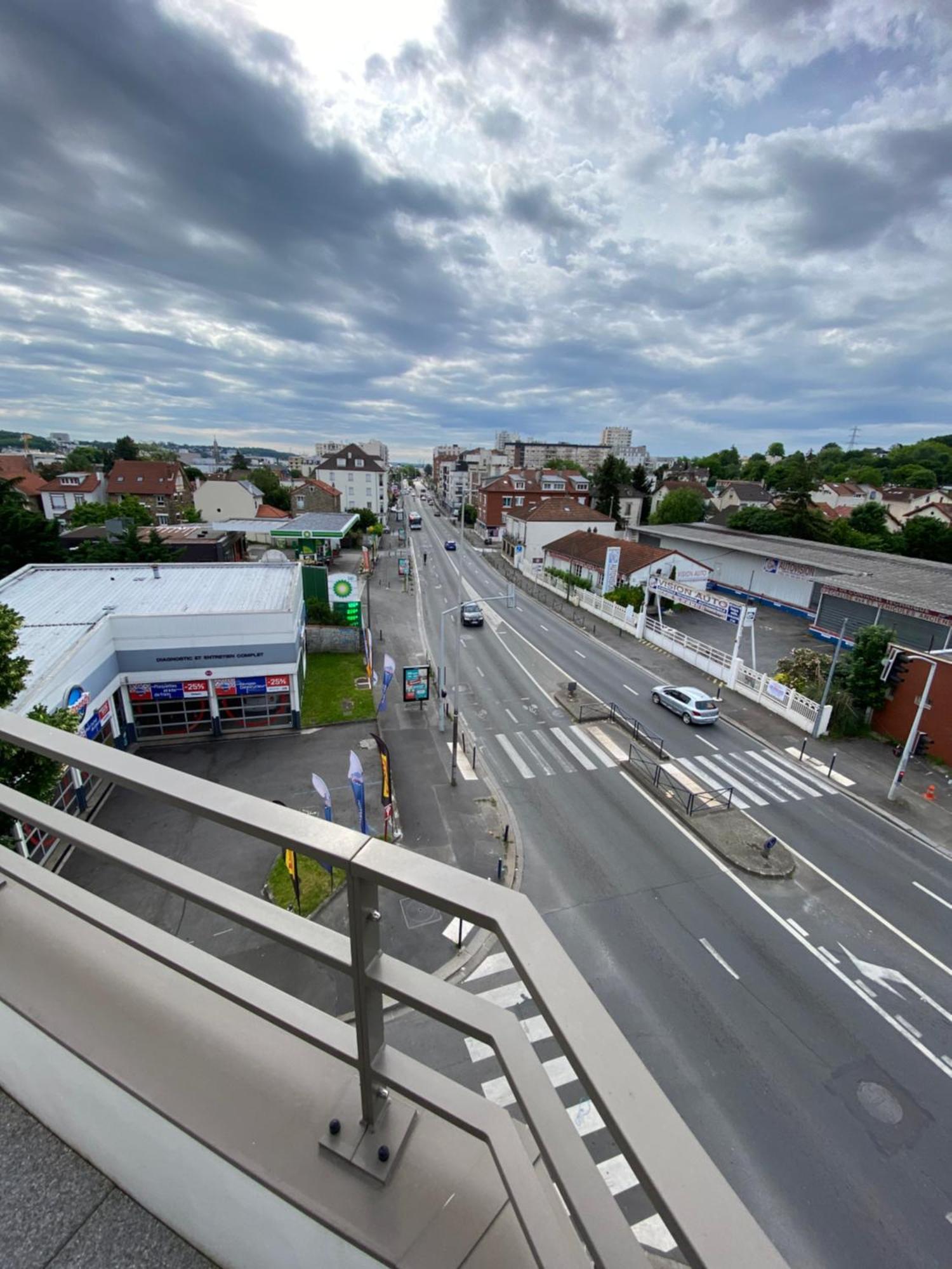 Charme Citadin Apartment Villemomble Exterior foto
